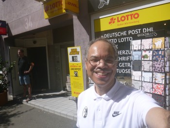 Abie Louis KRIEG in Freiburg, er schickt gerade Briefe bei der Post ab