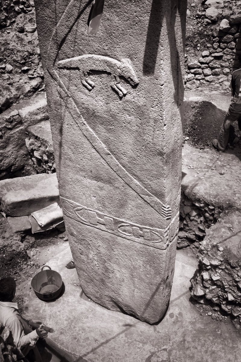 Göbekli Tepe, Vorderseite und Seite von Pfeiler 18 mit Fuchs oder Wolf